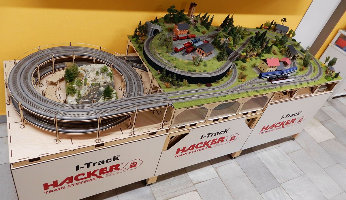 An animated film demonstrates the simplicity of I-Track